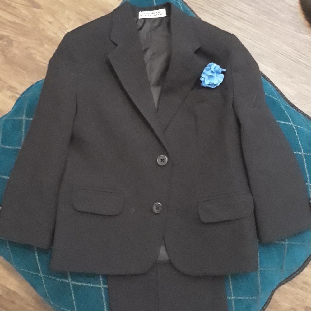 Suit - Picture 4 of 4